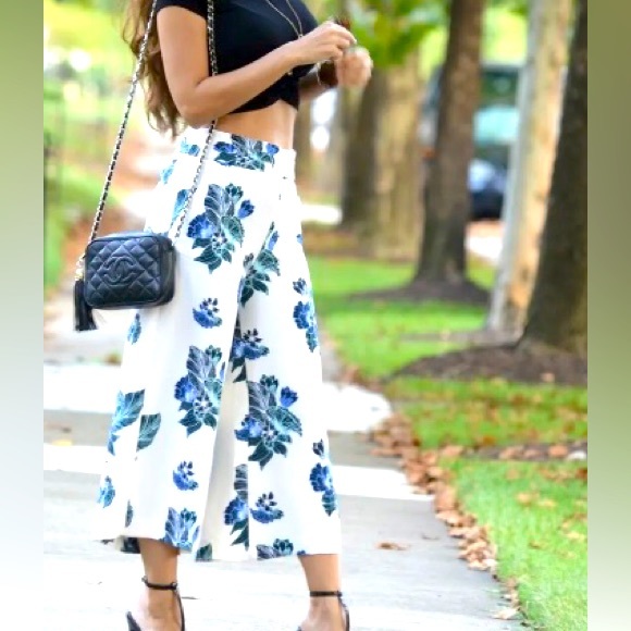 H&M FLORAL PATTERN CULOTTES SIZE 8 SIDE ZIPPER TWO SIDE POCKETS - Picture 1 of 8